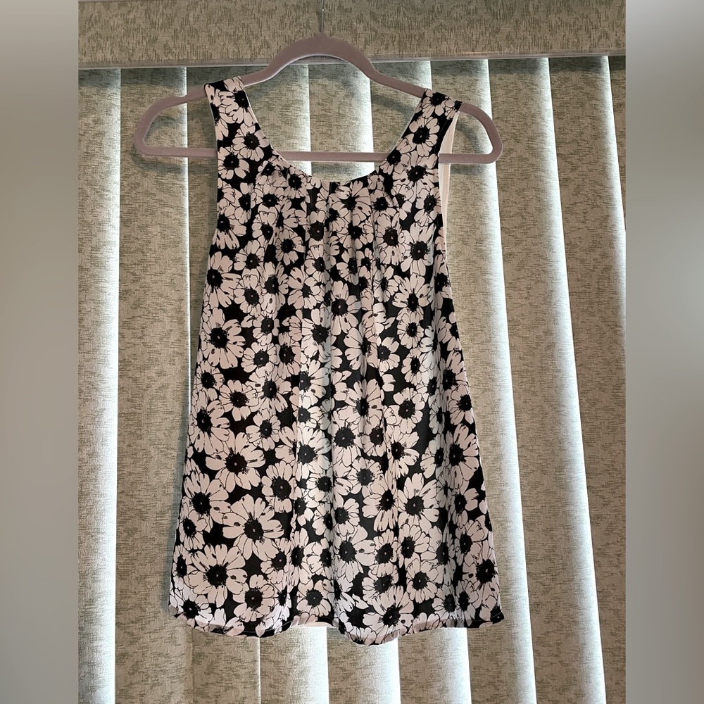Size Small: Flowy, lightweight, floral tank top